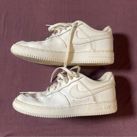 NIKE The Nike Air Force 1 Low LE in Triple White Shoe Sneaker- Size Youth 3 (3Y) - Picture 4 of 8